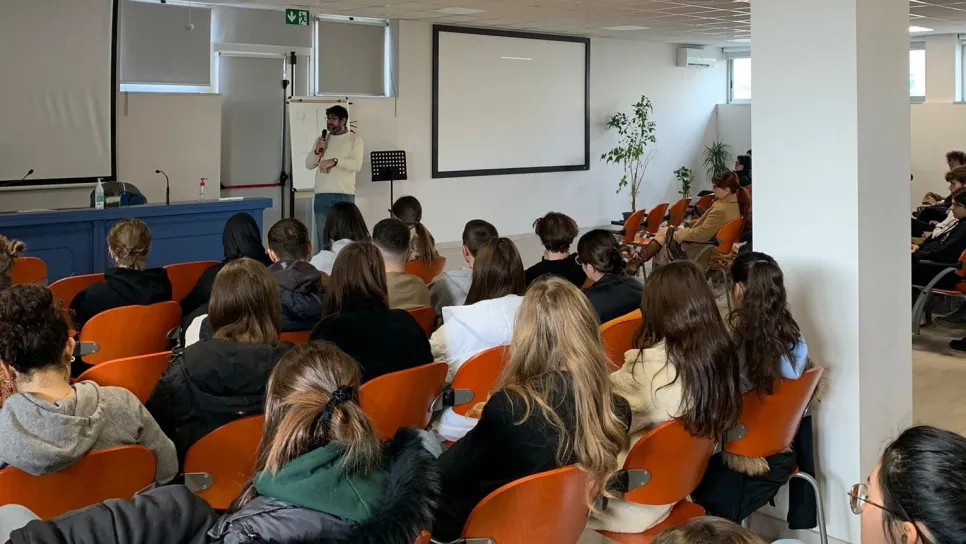 Marco Zullo che parla ad una classe di studenti delle superiori